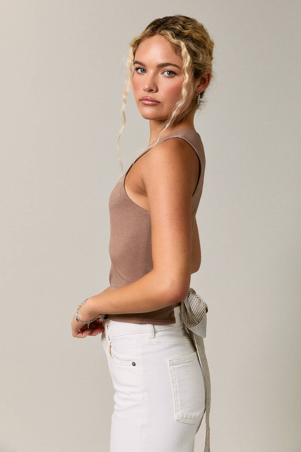 SELF DOUBLE SQUARE NECK TOP WITH BACK CONTRAST TIE DETAIL: MOCHA / L