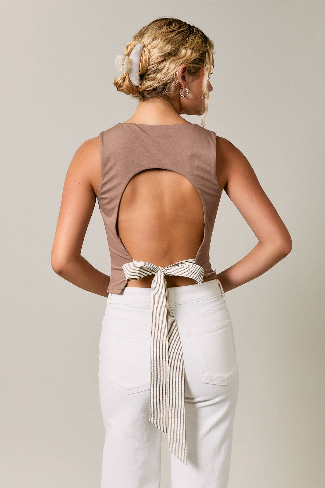 SELF DOUBLE SQUARE NECK TOP WITH BACK CONTRAST TIE DETAIL: MOCHA / L