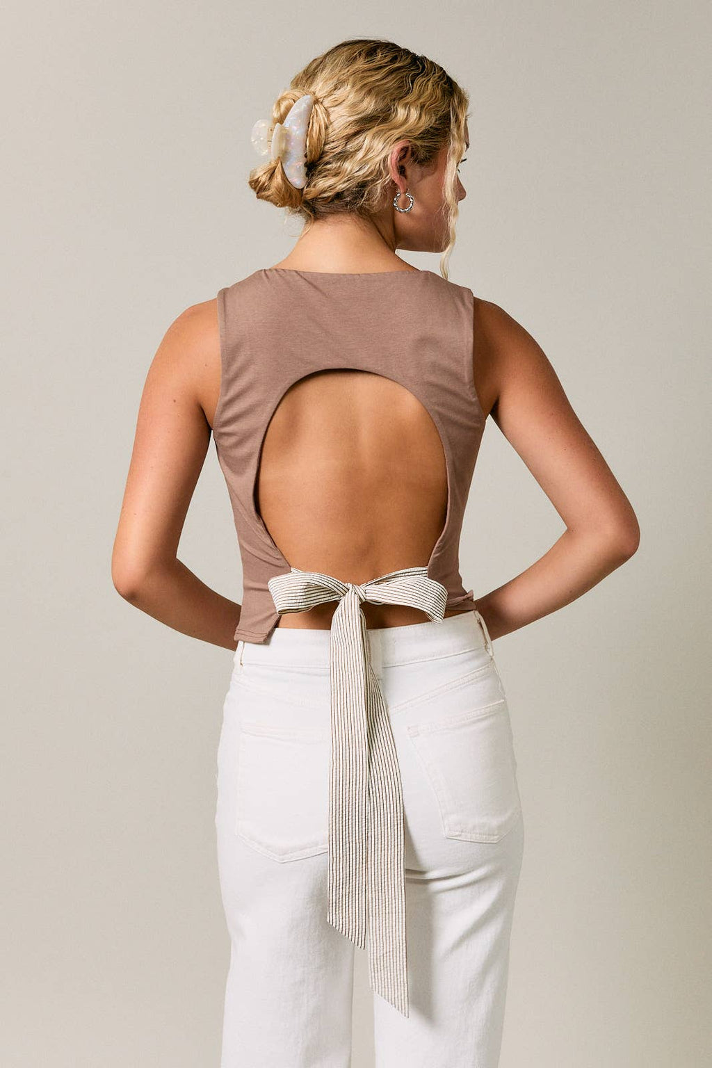 SELF DOUBLE SQUARE NECK TOP WITH BACK CONTRAST TIE DETAIL: MOCHA / M