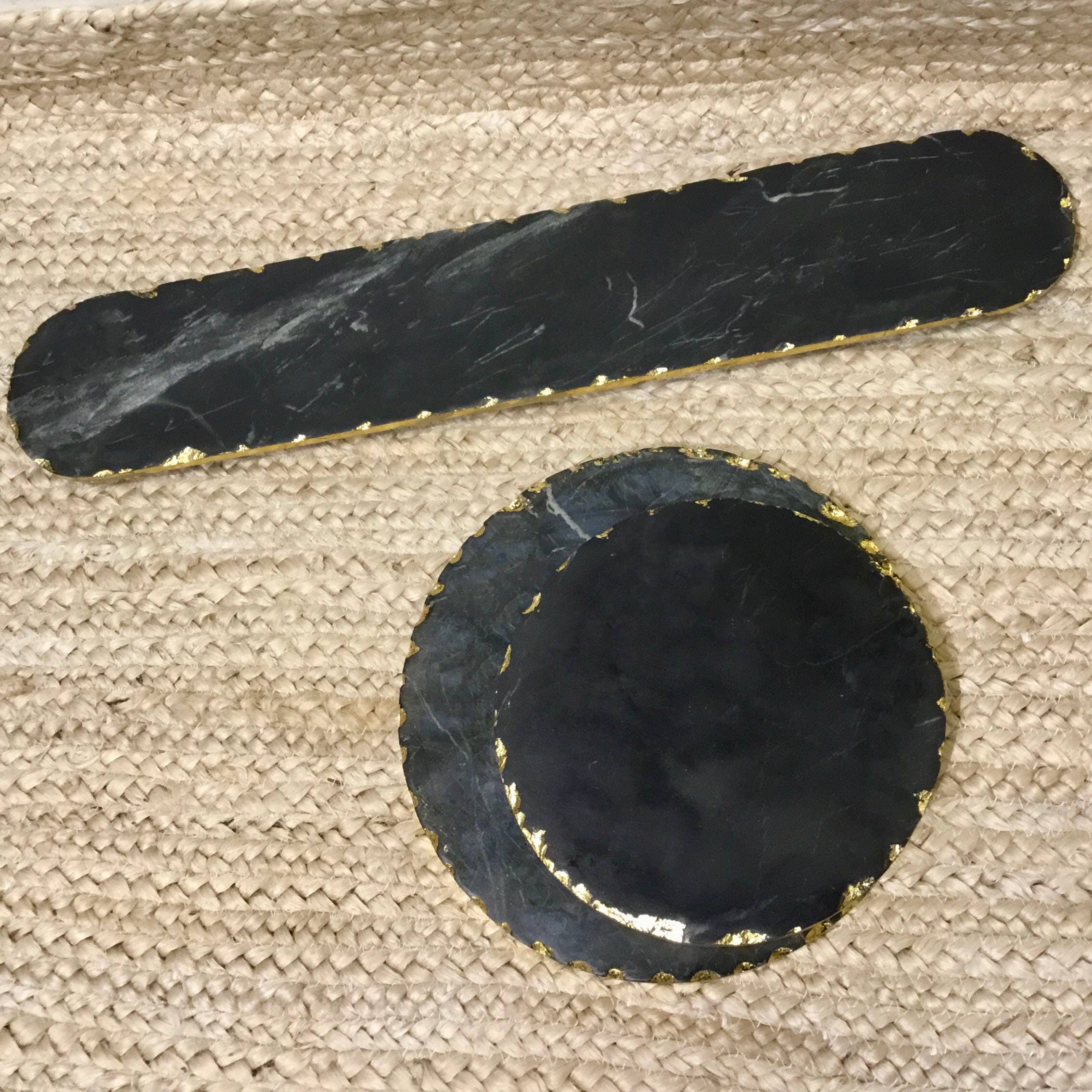 Black Marble Round Trivet w/ Rough Gold Edge Large